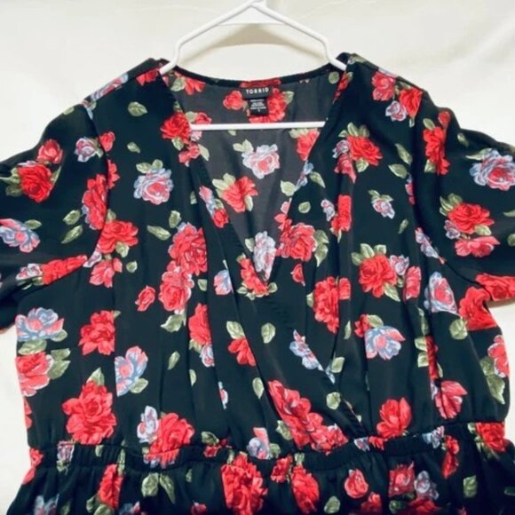 Torrid Peplum Blouse Women's 2/2X Black Red Floral Wrap Look Short Sleeve EUC - Picture 11 of 11